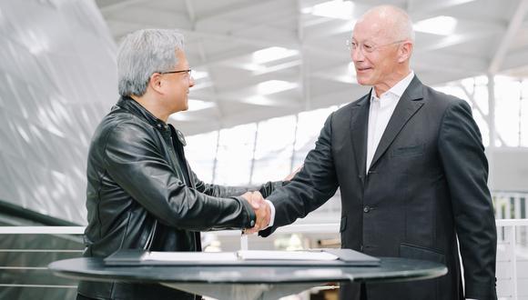 Thierry Bolloré, director ejecutivo de Jaguar Land Rover, junto a Jensen Huang, fundador y director ejecutivo de NVIDIA.
