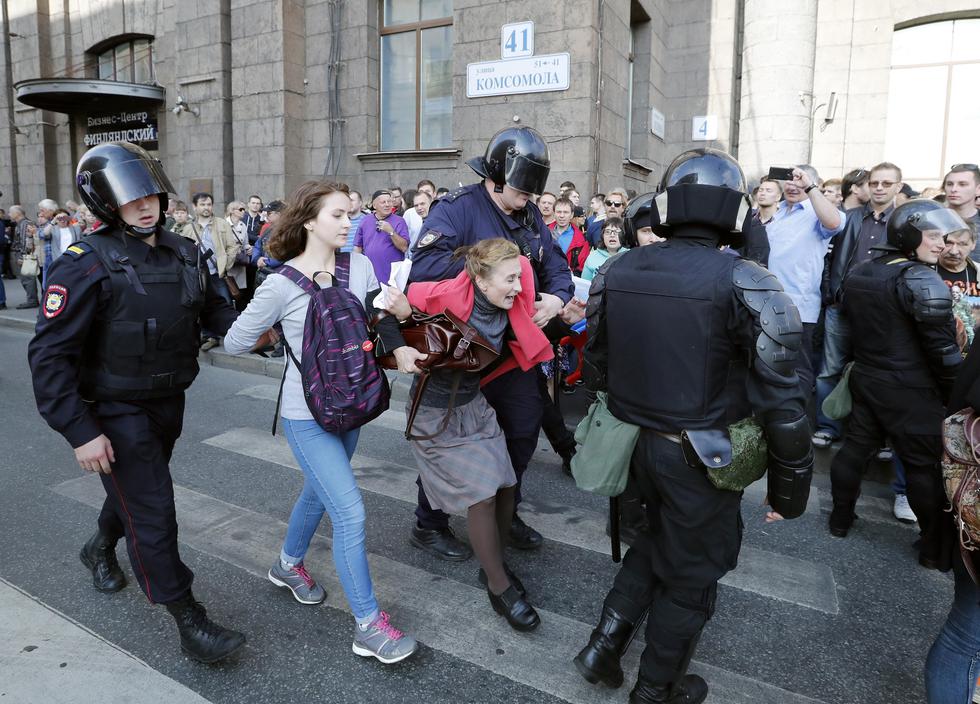 Al menos 150 personas fueron arrestadas por la Policía en las protestas contra el gobierno de Putin (Efe).