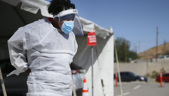 Una trabajadora médica está en un sitio móvil de pruebas de coronavirus en UTEP, en El Paso, Texas. El sitio está abierto desde la 9 a.m. hasta las 4 p.m. lunes, miércoles y viernes. (AP)