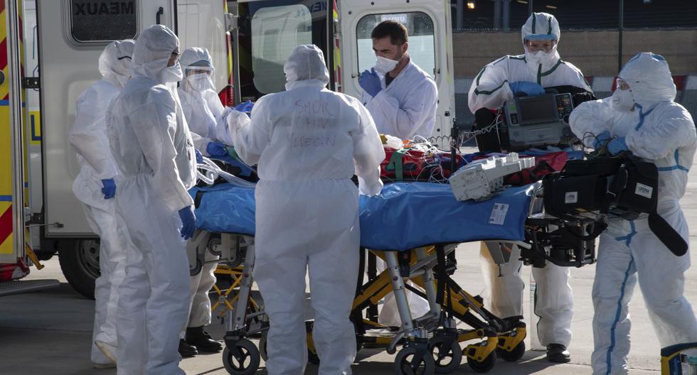 El personal médico carga a un paciente infectado con el nuevo coronavirus, en un avión militar para transportarlo desde el aeropuerto de Orly a un hospital fuera de la región de París. (AFP/BERTRAND GUAY).