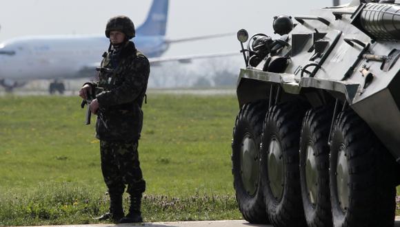 CRECE TENSIÓN. Fuerzas ucranianas repelen los ataques de los separatistas en el este de Ucrania. (AP)
