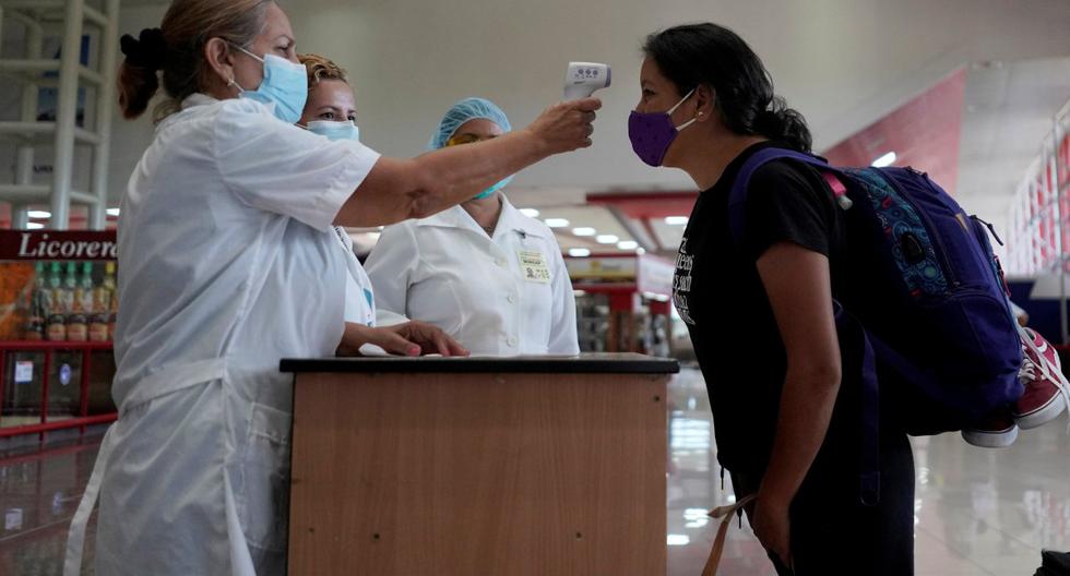 A una viajera le revisan la temperatura en el Aeropuerto Internacional José Martí en medio de preocupaciones sobre la propagación del coronavirus, en La Habana, Cuba, el 15 de noviembre de 2020. (REUTERS/Alexandre Meneghini).