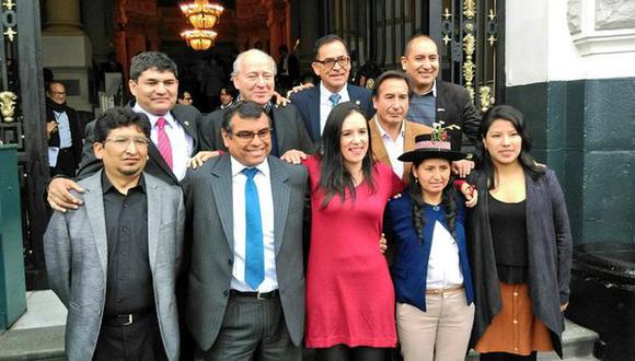 Los congresistas de Nuevo Perú posan sonrientes para la foto de rigor en esta nueva etapa (Twitter de Indira Huilca)