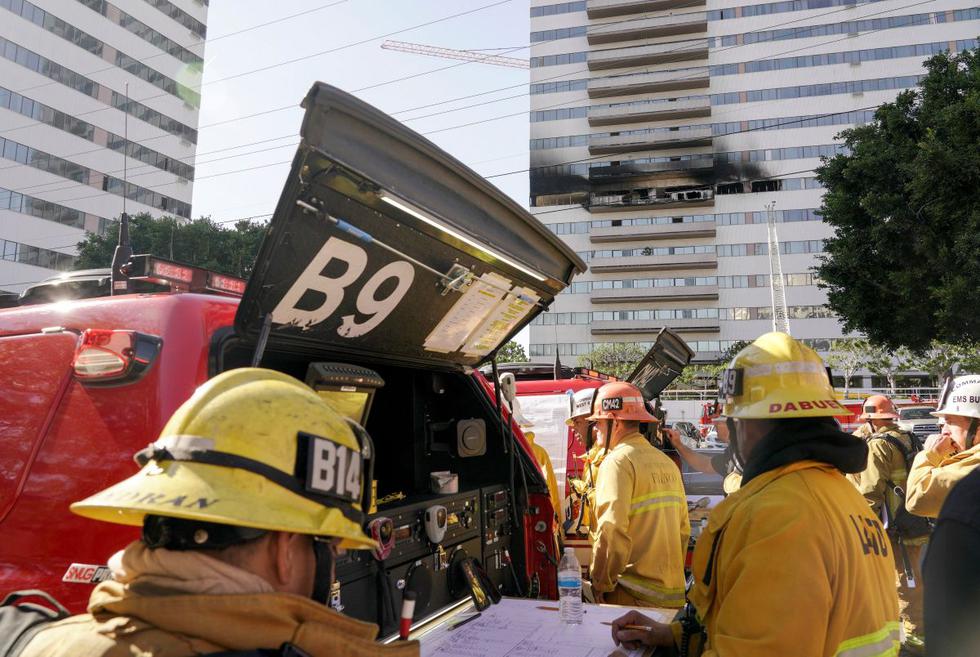 Ocho heridos, incluido uno en condición crítica y un bebé de tres meses, dejó un incendio en Los Ángeles. (Reuters)