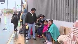 Padres de familia acampan bajo la lluvia en exteriores de colegio para conseguir vacante en Surquillo [VIDEO]