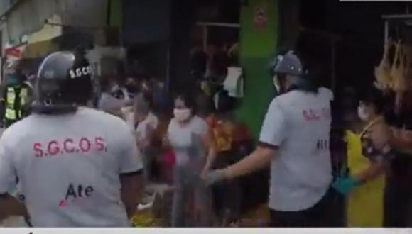 Ambulantes se enfrentaron a serenos durante operativo en Ate. (Foto: Captura de pantalla)