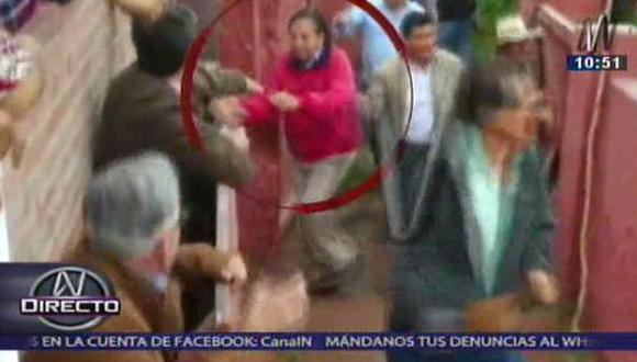 Alejandro Toledo se salvó de ser embestido por un toro. (Captura de TV)