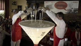 Daiquiri de 275 litros en honor a Ernest Hemingway en bar de La Habana
