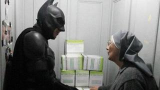 'Batman' solidario anima a niños de hospital en Argentina [VIDEO]