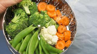 Cómo cocinar verduras al vapor en el microondas