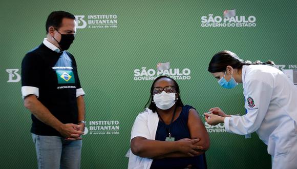 Mônica Calazans, enfermera del Hospital las Clínicas de la capital paulista recibe la vacuna contra el COVID-19 en presencia del gobernador de Sao Paulo, Joao Doria  en Sao Paulo. (Foto: EFE/ Fernando Bizerra Jr.)
