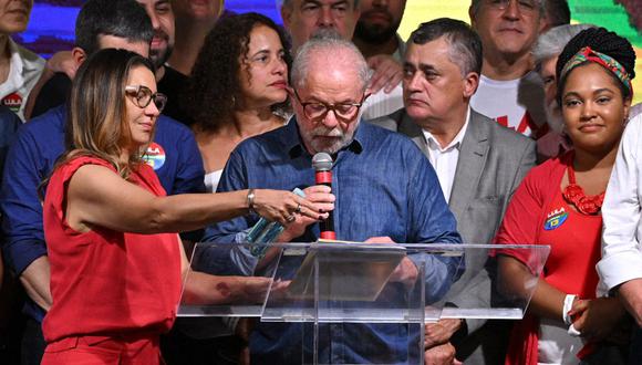 El presidente electo del izquierdista Partido de los Trabajadores (PT), Luiz Inacio Lula da Silva, habla después de ganar la segunda vuelta de las elecciones presidenciales, en Sao Paulo, Brasil, el 30 de octubre de 2022. (Foto de NELSON ALMEIDA / AFP)