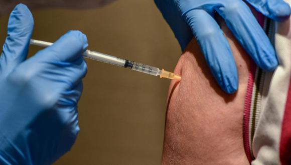 Un trabajador médico inyecta una dosis de la vacuna contra el COVID-19. (Foto: Miguel Medina / AFP)