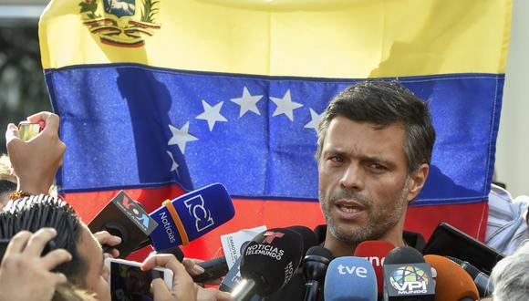 En esta foto de archivo tomada el 2 de mayo de 2019, el destacado político opositor venezolano Leopoldo López habla frente a la embajada de España en Caracas, donde buscó refugio. (Foto de Juan). BARRETO / AFP).