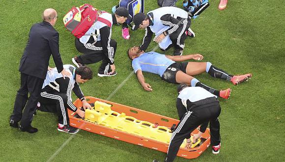 Pese a que se desmayó, Alvaro Pereira de Uruguay pidió seguir jugando. (AP)