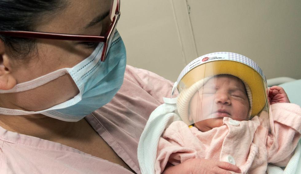 Los bebés que nacen en los hospitales públicos de Costa Rica reciben una careta protectora como parte de las medidas para salvaguardarlos de un posible contagio de coronavirus. (STR / AFP).