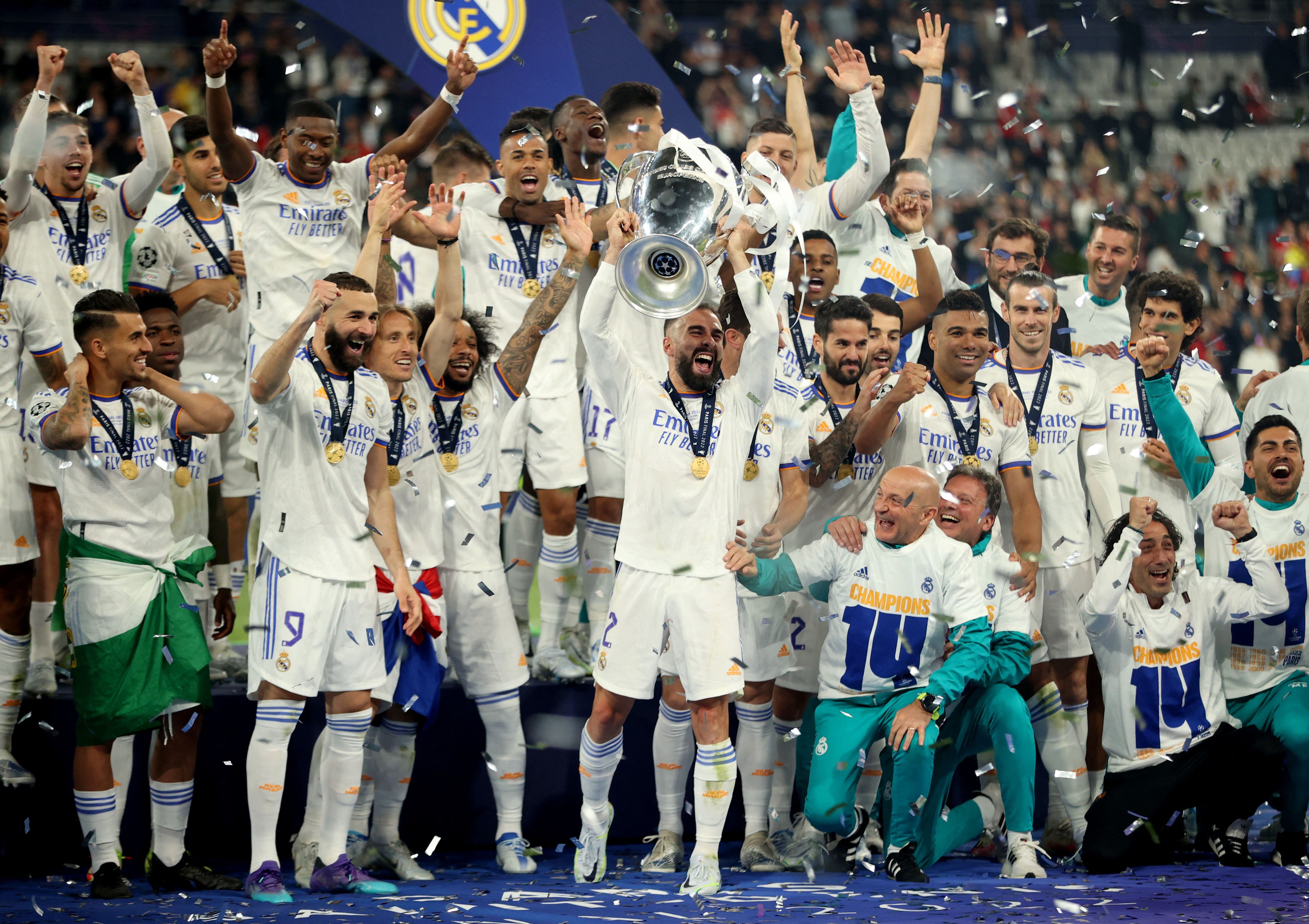 Dani Carvajal levanta el trofeo de la Champions League con Real Madrid.