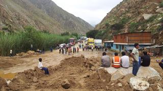 Intensas lluvias y huaicos bloquean carreteras en Ayacucho y Pasco | VIDEO