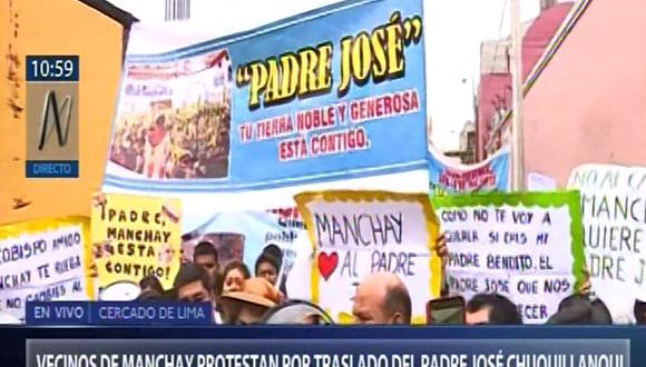 Los manifestantes portando carteles llegaron hasta la sede del Arzobispado, ubicado en el jirón Chancay en Lima,&nbsp;para pedir al arzobispo de Lima, Carlos Castillo, que desista de su decisión. (Captura: Canal N)