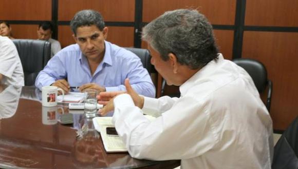 Carlos Bertini, asesor del gobernador Reynaldo Hilbck, defiende su posición.