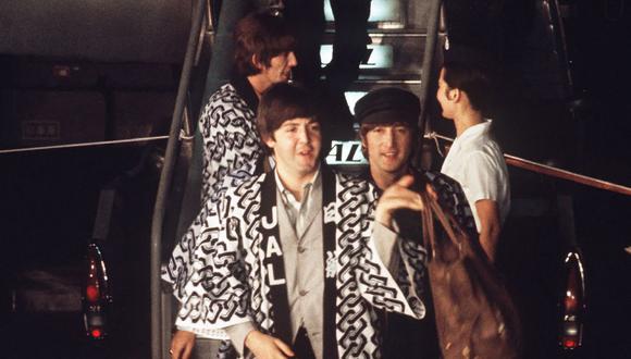 Esta fotografía fue tomada en 1966 y aparecen los integrantes de The Beatles Paul McCartney, John Lennon y George Harrison llegando a Tokio. (Foto: JIJI PRESS / AFP)