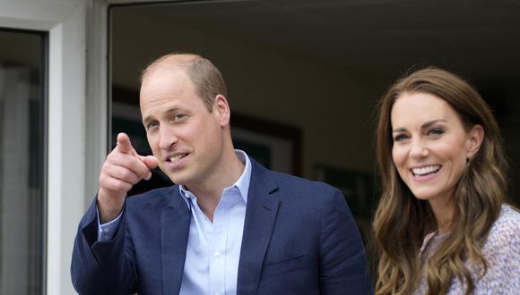El príncipe William y Catherine, duquesa de Cambridge de Gran Bretaña, sonríen durante una visita a la organización benéfica de vivienda 'Jimmy's' en Cambridge, este de Inglaterra, el 23 de junio de 2022.