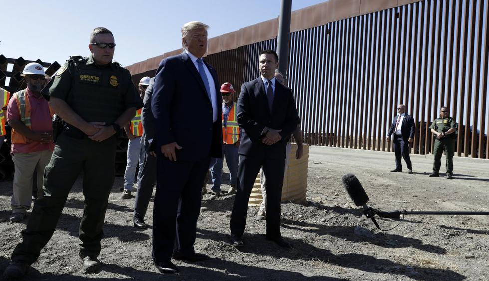 El presidente Donald Trump habló con los periodistas mientras recorría una sección del muro fronterizo con México. (Foto: AP)