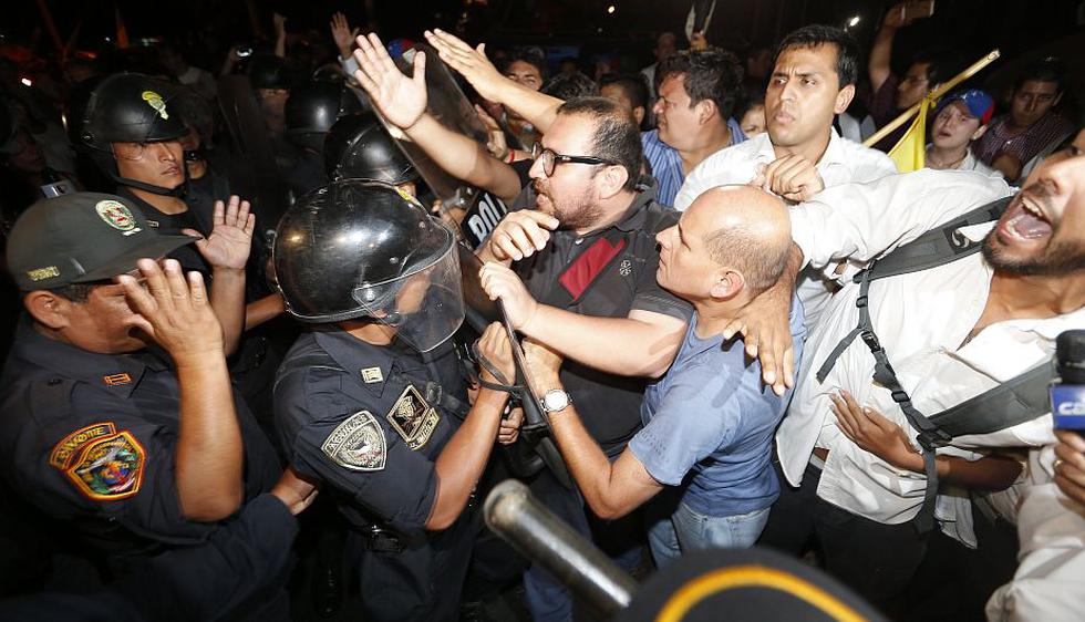 Policía reprimió plantón pacífico de venezolanos en su embajada en Lima. (Mario Zapata)