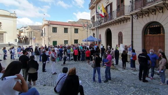 Los vecinos del pueblo siciliano Palazzo Adriano hacen cola para vacunarse en la plaza central. (Foto: Totò Spata / EFE)