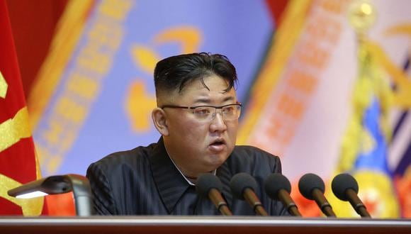 Esta imagen publicada por la Agencia Central de Noticias de Corea (KCNA) oficial de Corea del Norte el 30 de julio de 2021 muestra al líder norcoreano Kim Jong Un. (Foto: STR / KCNA A TRAVÉS DE KNS / AFP)
