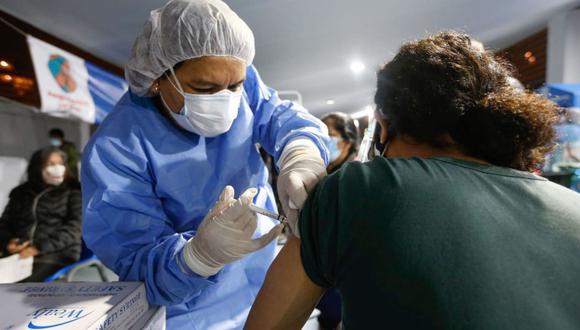 Durante esta semana, el proceso de inmunización contra el COVID-19 continuará con su programación (Foto: Andina).