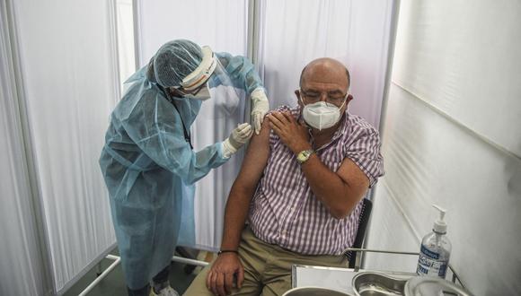 Para la vacunación, Essalud dará prioridad a los asegurados adultos mayores de 80 años para adelante. (Foto: Ernesto Benavides / AFP)