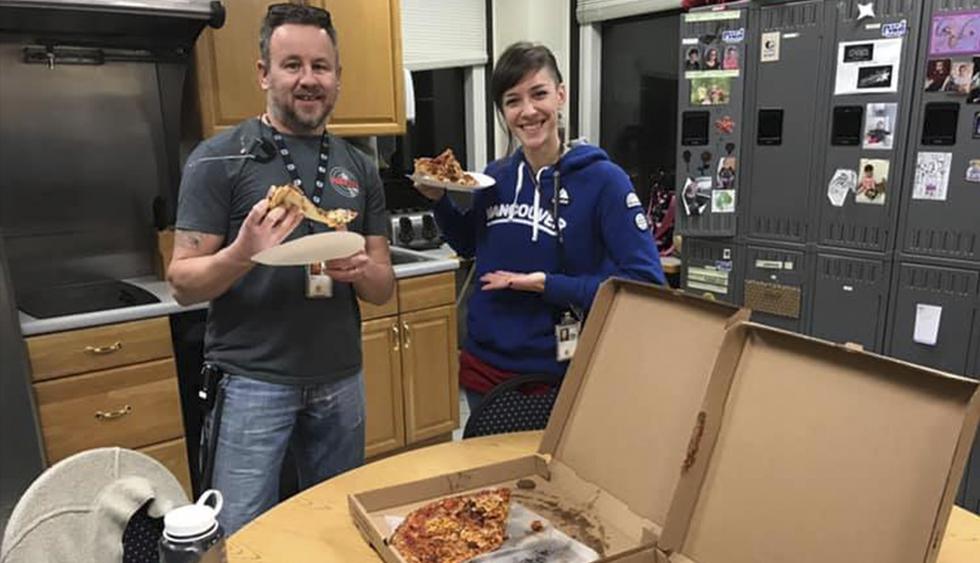 Alrededor de 350 pizzas fueron enviadas por los controladores aéreos canadienses a sus colegas de Estados Unidos que trabajan sin sueldo por el cierre del Gobierno. (PWM ATCT / Facebook)<br>
