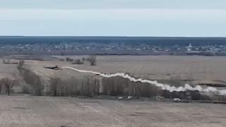 “¡Así es como mueren los ocupantes!”: video ucraniano muestra derribo de un helicóptero ruso