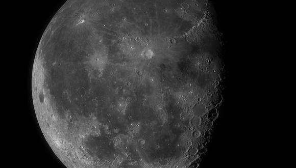 Sumérgete en los cráteres de la Luna en esta sorprendente foto de 100 megapíxeles. (Difusión)