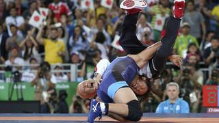 Río 2016: Luchadora japonesa ganó el oro y lo celebró aplicando dos llaves a su entrenador [Video]