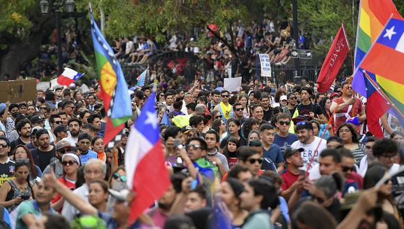 Un millón de personas protestaron este viernes en Santiago de Chile en medio de estallido social. Manifestante se pronunciaron contra el presidente Sebastián Piñera y la desigualdad social. (Foto: AFP)