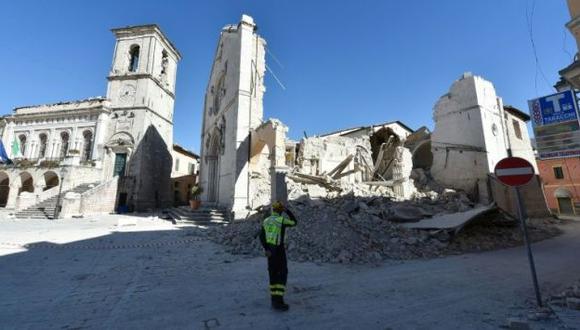 Fuertes sismos entre 5.3 y 5.7 grados sacudieron el centro de Italia. (AFP)