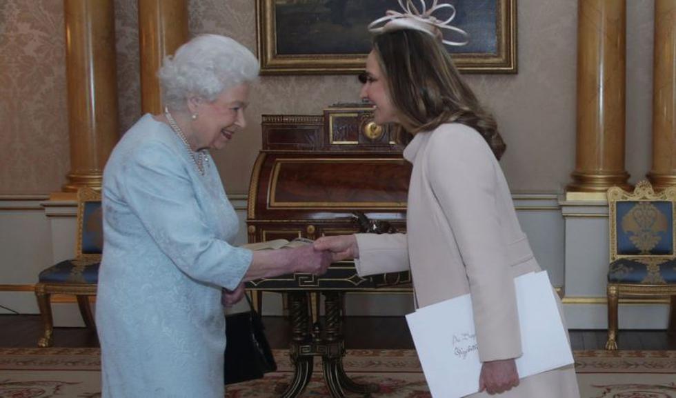 Susana de la Puente presentó sus credenciales ante la reina Isabel II en el palacio Buckingham. (@RoyalFamily)