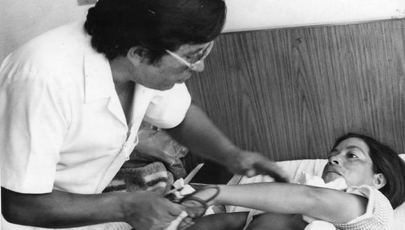 Lima, 30 de enero de 1991. 

Recorrido por hospitales de Villa El Salvador para registrar el estado de enfermos con cólera.

Foto: Darío Médico / GEC Archivo Histórico