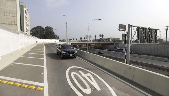 La infraestructura cuenta con elementos de seguridad vial de tipo amortiguadores de impacto y barreras laterales de concreto en todas las salidas y rampas. (Municipalidad de Lima)