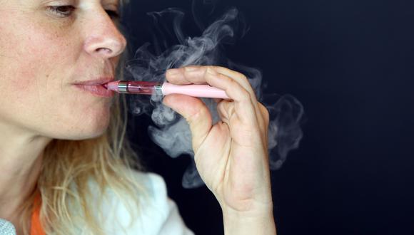 Estados Unidos sube a 21 años la edad mínima para comprar tabaco y cigarrillos electrónicos. (Foto: NICOLAS TUCAT / AFP)