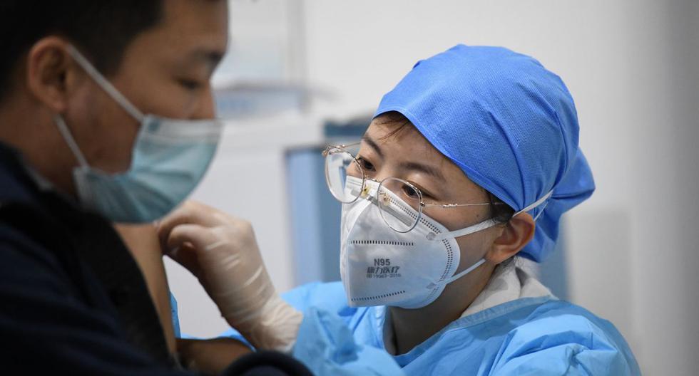 Un trabajador médico inocula a un hombre con la vacuna contra el coronavirus en el Museo de Planificación Urbana de Chaoyang, en Beijing (China), el 15 de enero de 2021. (Noel Celis / AFP).