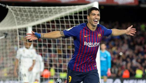 Suárez celebró el nacimiento de su tercer hijo con un triplete en el Camp Nou y se llevó el balón del clásico a casa como premio. (Foto: EFE)