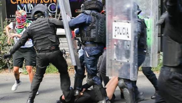 Asistentes presenciaron nuevo acto de brutalidad policial en contra de una adolescente en la Ciudad de México. (Twitter)
