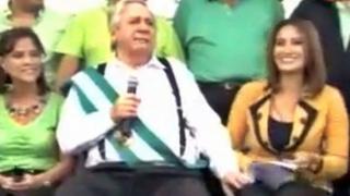 Bolivia: Alcalde se sobrepasa con periodista al acariciarle el muslo