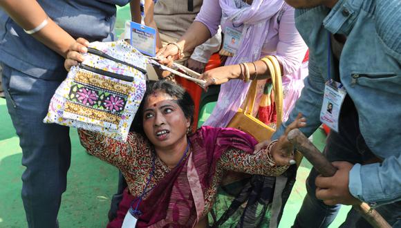 Los tres fallecidos son mujeres, y otras cuatro personas que sufrieron lesiones leves durante el incidente fueron trasladadas a un hospital para recibir atención médica. (Foto: AFP)