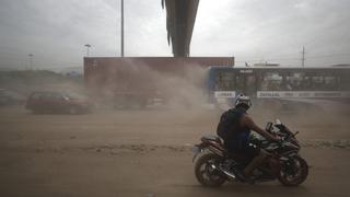 Vía Evitamiento: vehículos avanzan en medio de una nube de polvo por tareas de limpieza | FOTOS
