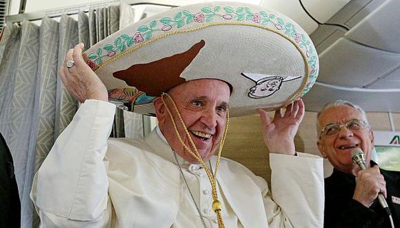 Papa Francisco se puso este sombrero mexicano en el avión que lo lleva a Cuba. (AFP)