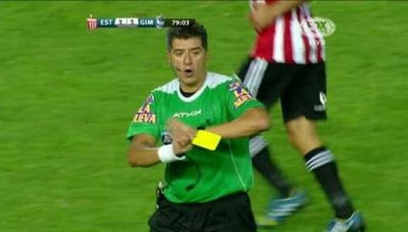 Argentina: Árbitro se cansa del juego brusco y ‘retira’ la tarjeta amarilla. (Captura de YouTube)